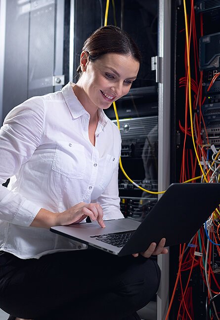 Ilustração de alta performance em cloud computing com foco em processamento e memória RAM SanCloud.